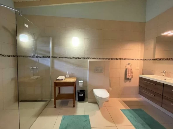 Master-bathroom-Rentals-in-Aruba