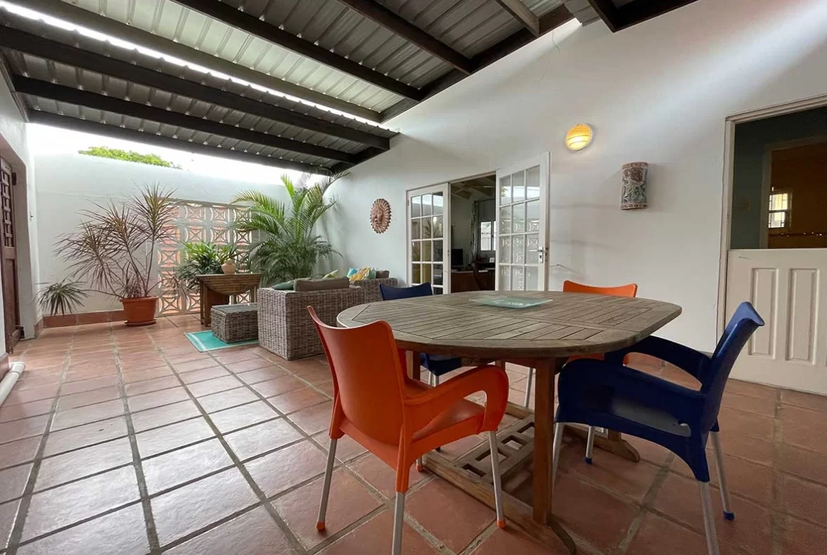 Rentals-in-Aruba-courtyard