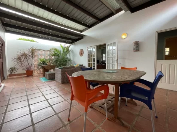 Rentals-in-Aruba-courtyard