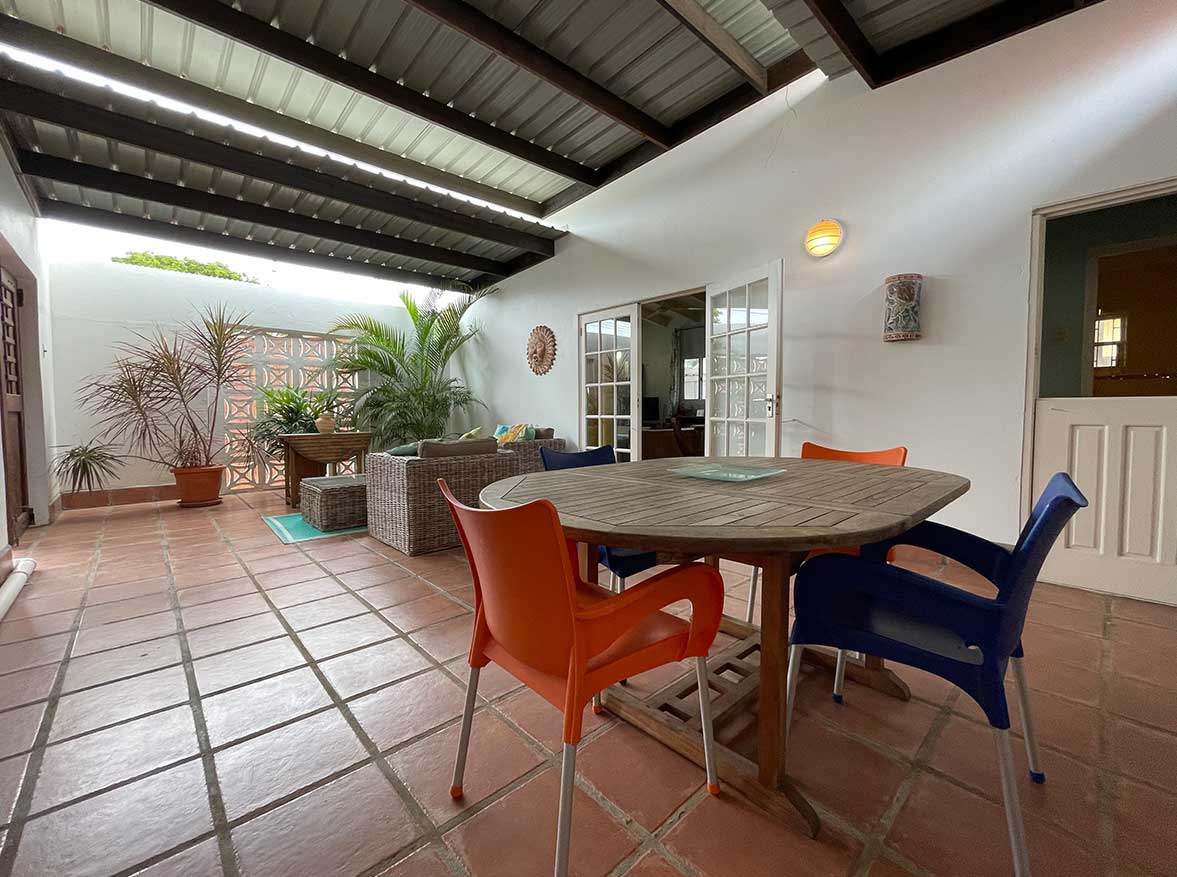 Rentals-in-Aruba-courtyard